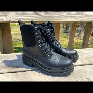 Size 7 Circus by Sam Black Boot with Zipper.